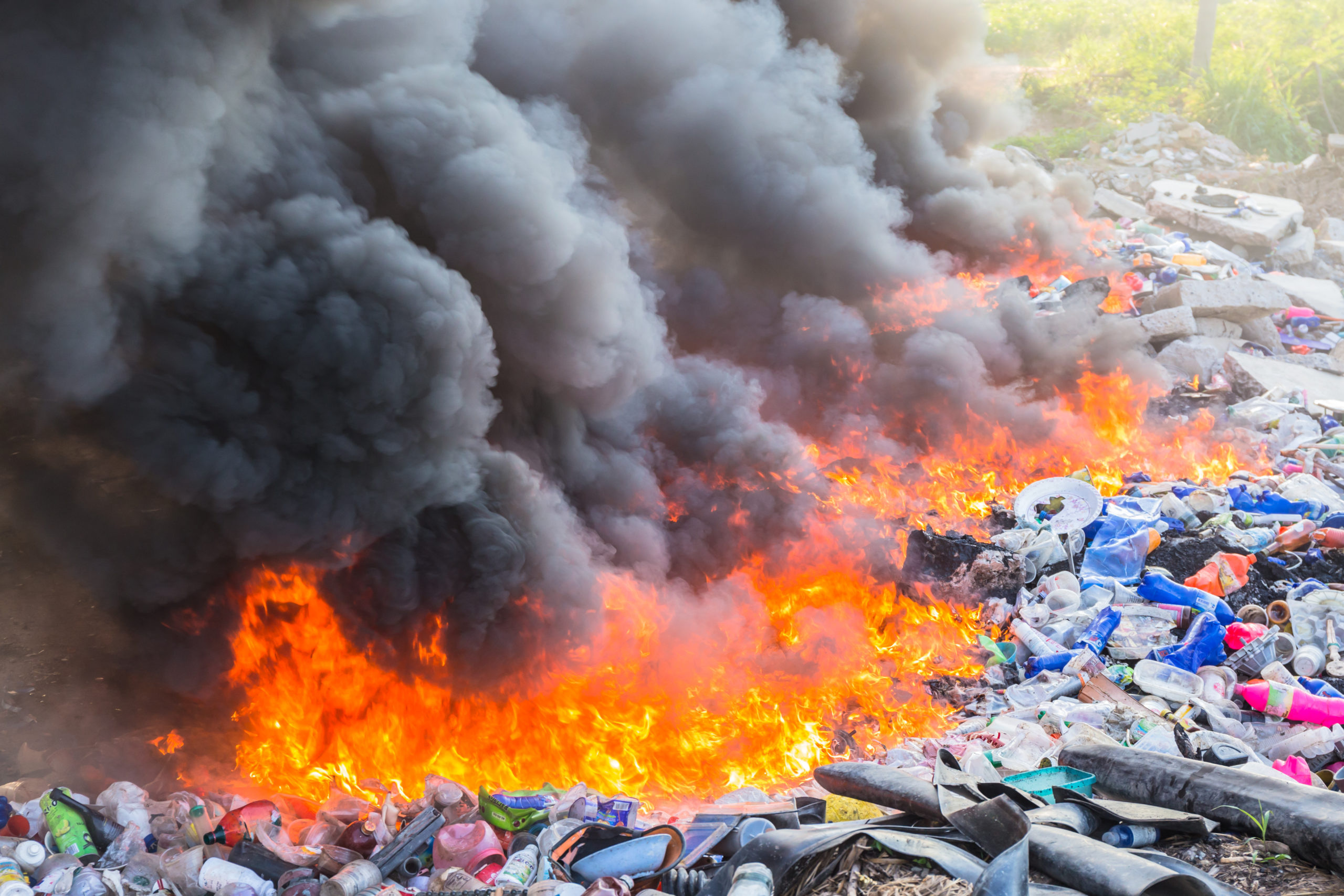 Сжигание биологических отходов. Сжигание ТБО. Сжигание мусорамусора.